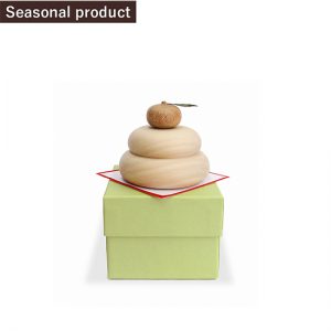 Kagami mochi (small) with cosmetic box / Kagami mochi : Gingko nut , Diameter 7× Height 4 cm / Orange : Japanese zelkova , Diameter 2.5 × Height 2 cm / cosmetic box : Width 8.3 × Depth 8.3 × Height 4.8 cm